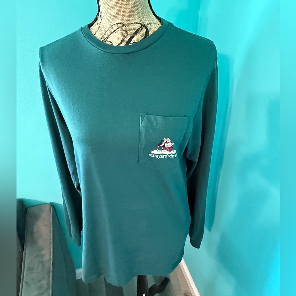 #905 EUC Vineyard Vines Women’s Adorable Green Happy Holidays Dog T-shirt
